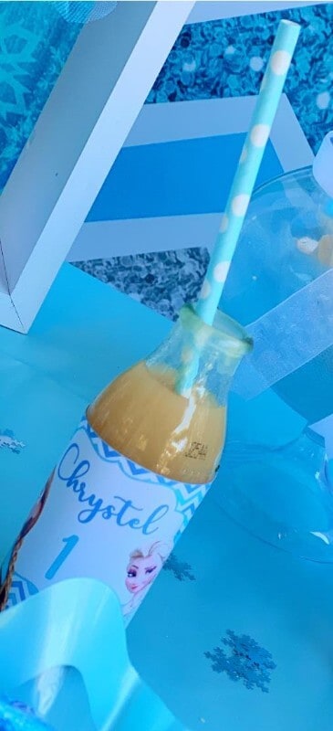 Succhi di Frutta a tema Frozen in bottiglie piccole di vetro con cannucce a tema inserite