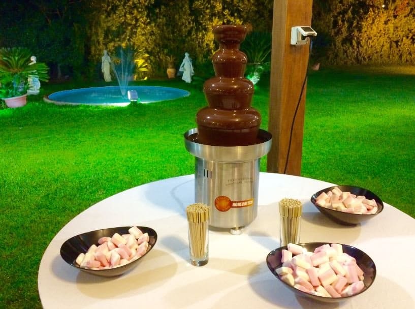 fontana di cioccolata su tavolino con marshmallow