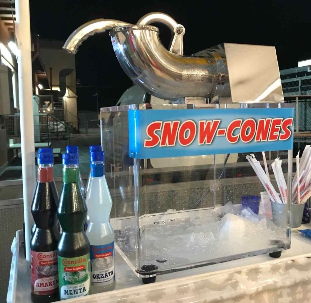una ice cone machine con ghiaccio e coloranti per la granita