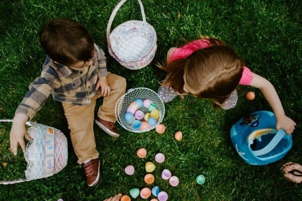 Caccia alle uova di Pasqua in giardino