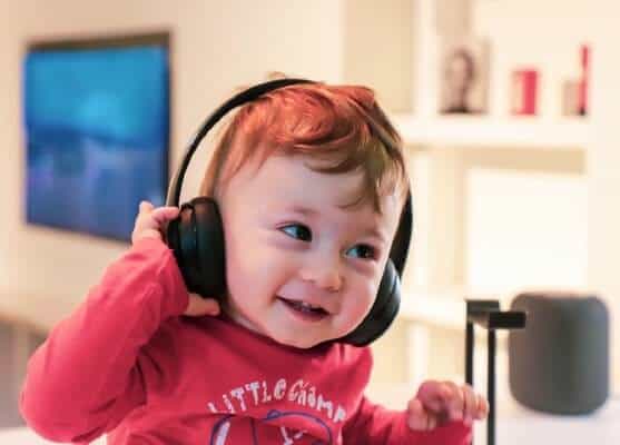 Bambino che ascolta la musica